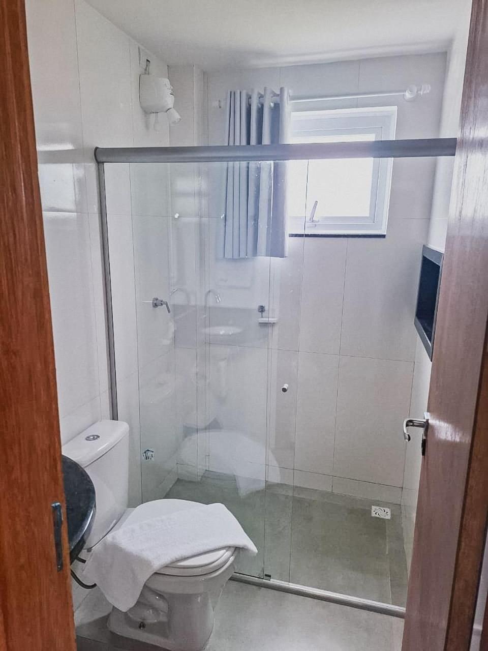 Casa Em A 200m Da Em Arraial D'ajuda, Com 3 Suites, Sala Climatizada, Area Gourmet Privativa, Internet 300mbps, Com Piscinas Adulto E Infantil, Sauna, Quadra De Tenis E Portaria 24hrs.