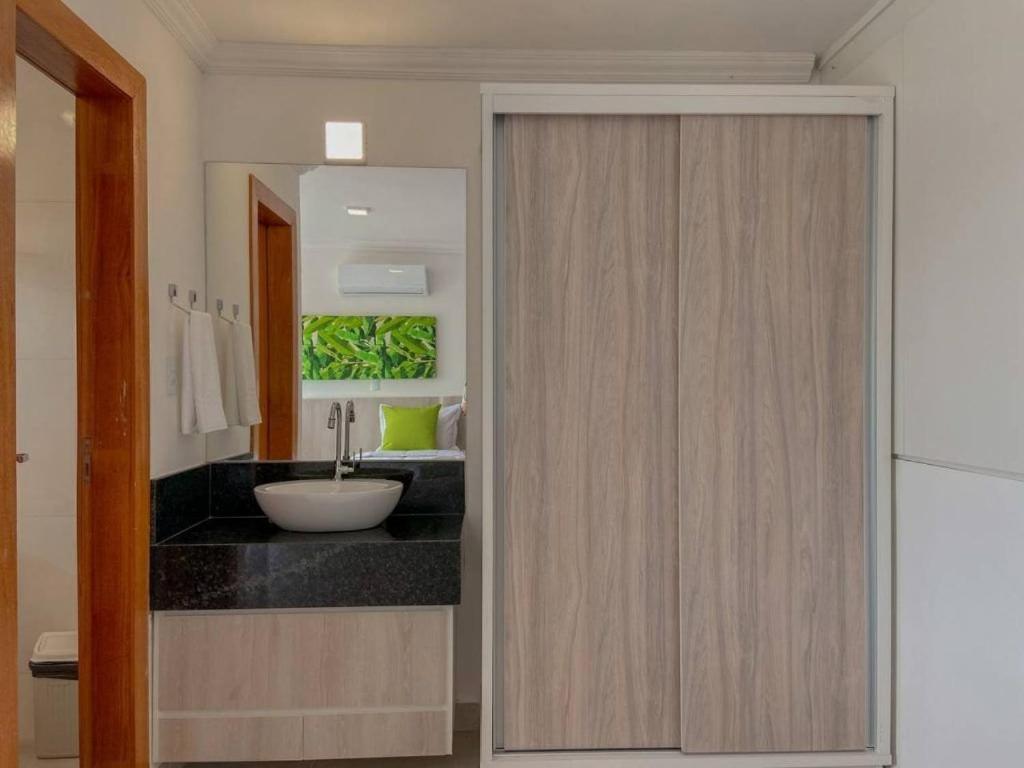 Casa Em A 200m Da Em Arraial D'ajuda, Com 3 Suites, Sala Climatizada, Area Gourmet Privativa, Internet 300mbps, Com Piscinas Adulto E Infantil, Sauna, Quadra De Tenis E Portaria 24hrs. Holiday home