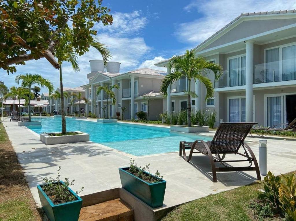 Casa Em A 200m Da Em Arraial D'ajuda, Com 3 Suites, Sala Climatizada, Area Gourmet Privativa, Internet 300mbps, Com Piscinas Adulto E Infantil, Sauna, Quadra De Tenis E Portaria 24hrs.